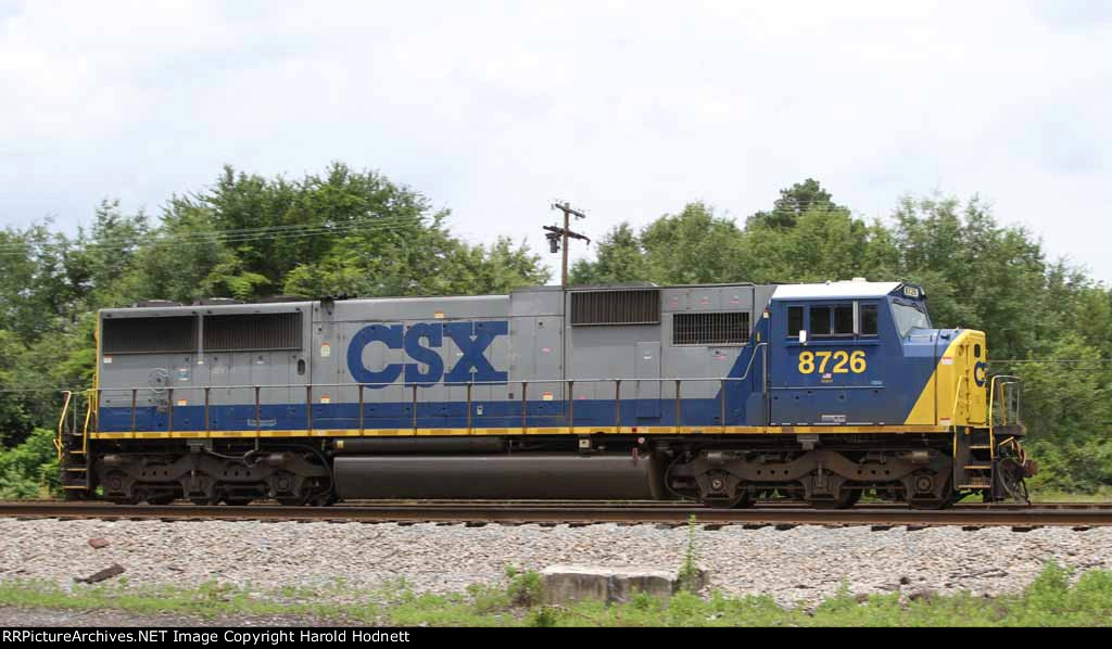 CSX 8726 is part of the power off train W040-26